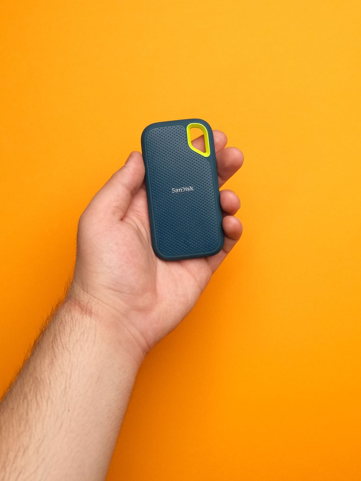 スタジオコンピュータに接続された高速外付けSSD。データ転送のイメージ。
